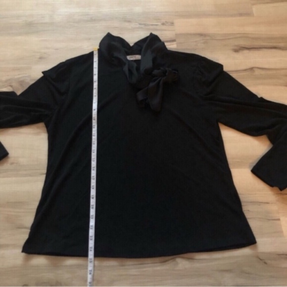 Suzy Shier Black Blouse with Bow Detail - Picture 9 of 9